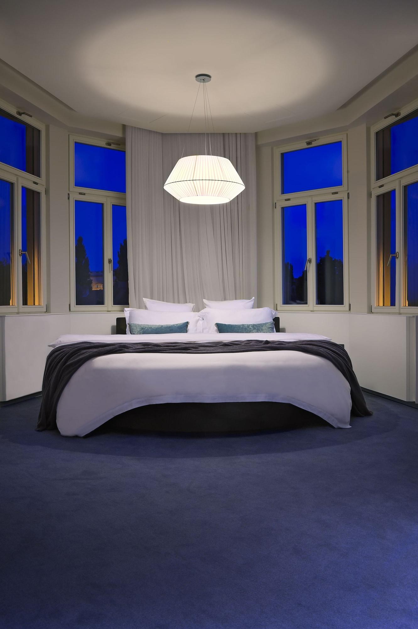Cubo Hotel 4*